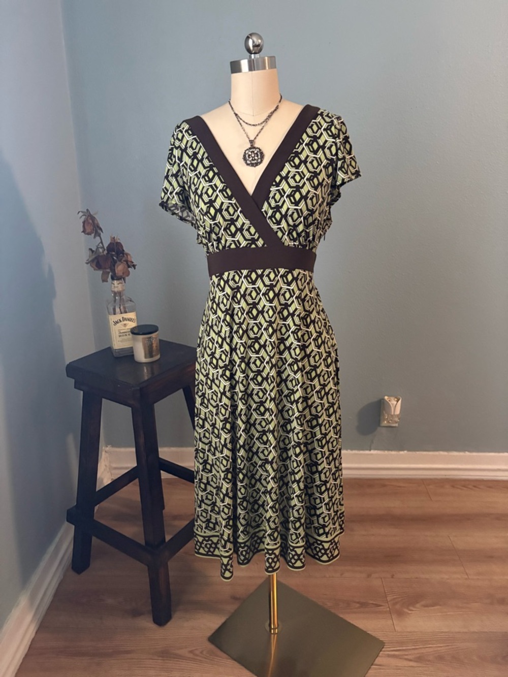 Jessica Howard Green Geometric V-Neck Midi Dress with Black Trim